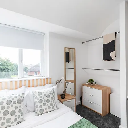 Argie Gardens - 1 * Leeds (West Yorkshire)